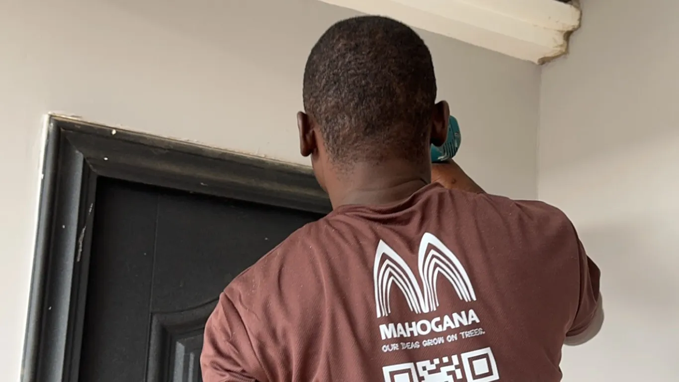 Mahogana craftsperson at work